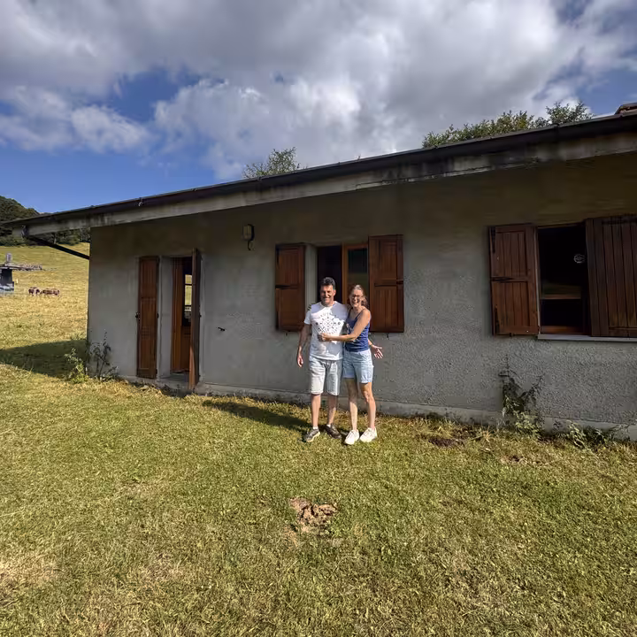Silvia e Marco davanti allo Chalet Cainallo